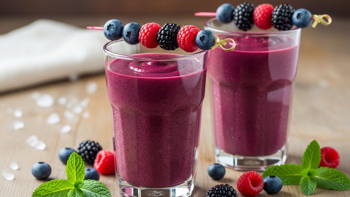 Beeren-Power-Smoothie in Gläsern mit frischen Heidelbeeren, Himbeeren und Brombeeren